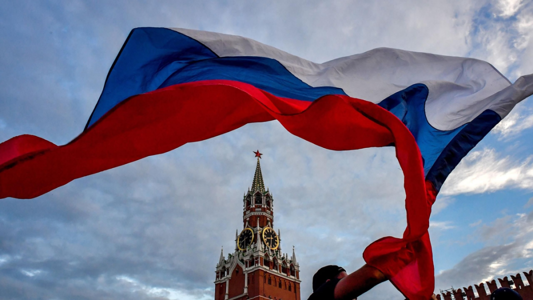Российский флаг предлагают заменить на флаг СССР