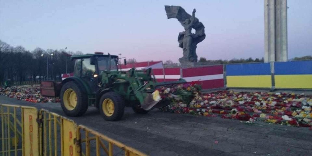 Рижская агония: трактором убирали цветы, но люди несли ещё. Теперь согнали полицию