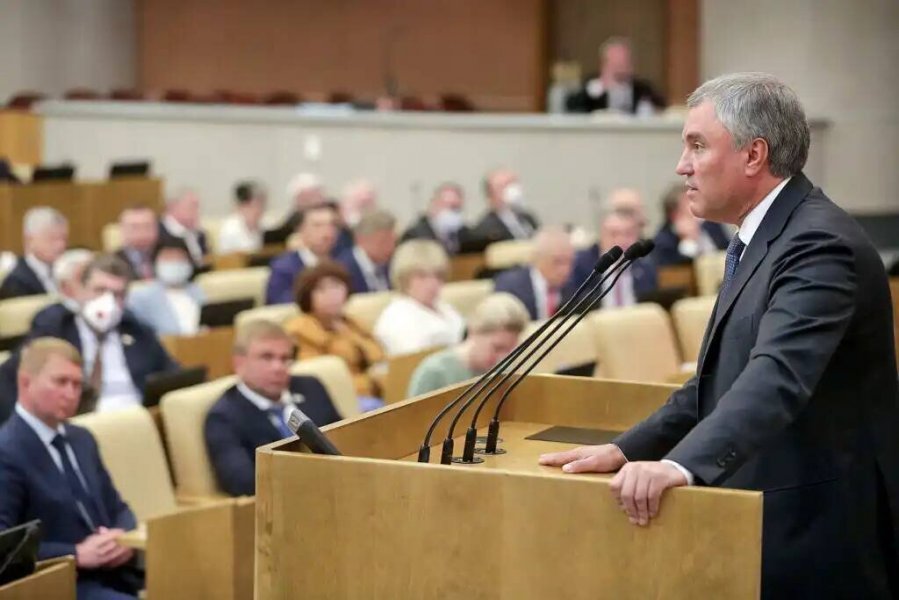 В Госдуме депутаты устроили скандал и покинули зал заседаний в 16:45 из-за слишком «длинного» трудового дня