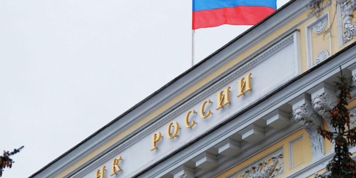 Банк России продлил ограничения на снятие валюты: что это значит для россиян?