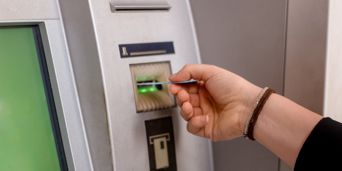 Блокировки счетов и карт бьют рекорды: как борьба с мошенничеством превратилась в войну с клиентами